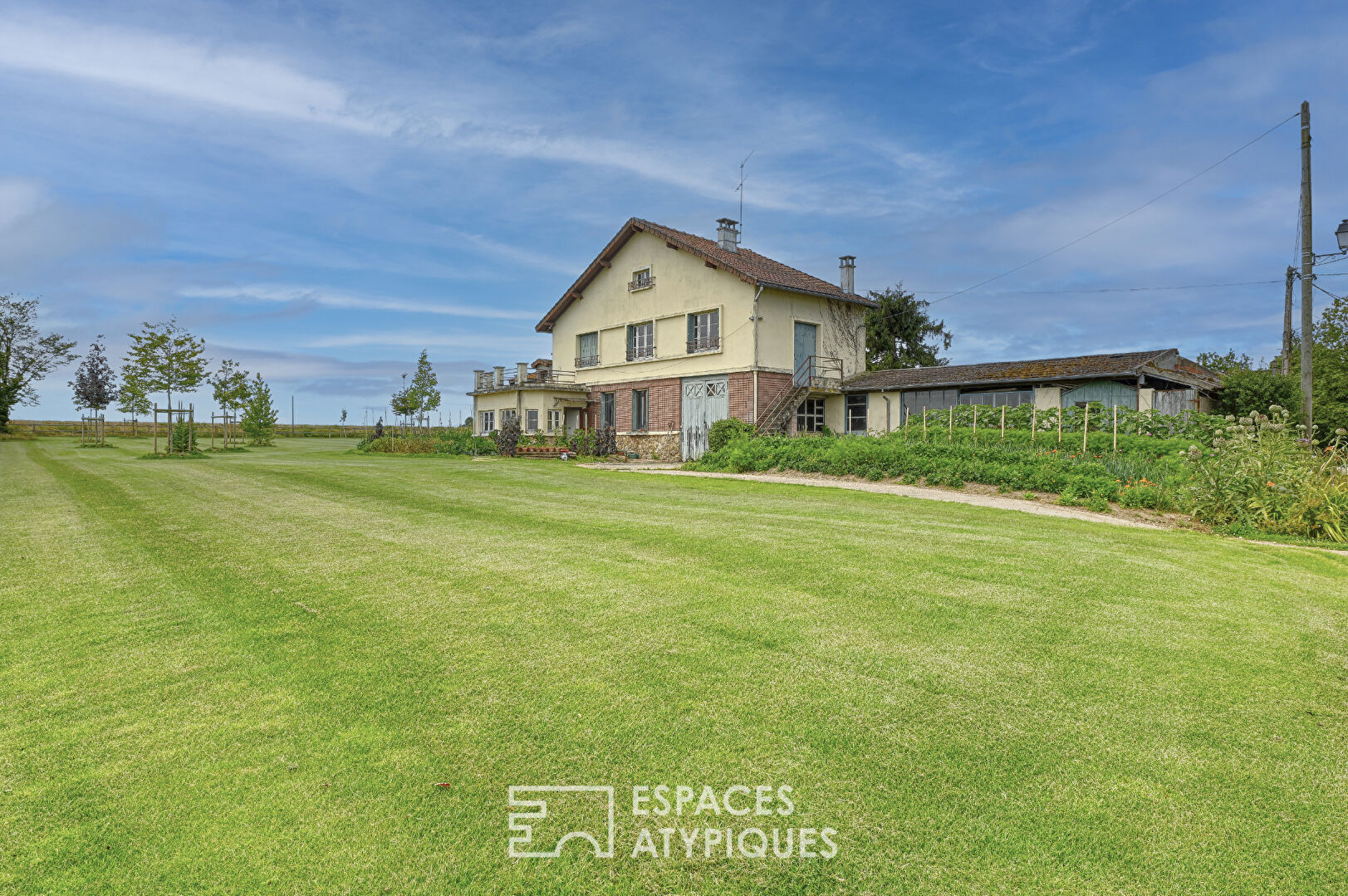 Opportunity to Renovate a Charming 1930s House a few kilometers from Dampierre en Yvelines,