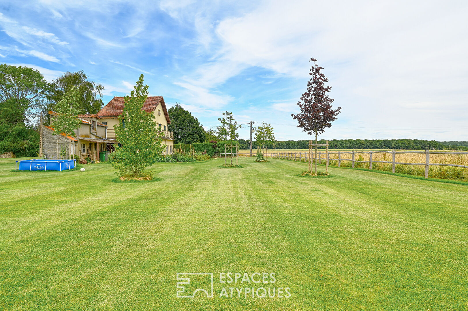 Opportunity to Renovate a Charming 1930s House a few kilometers from Dampierre en Yvelines,