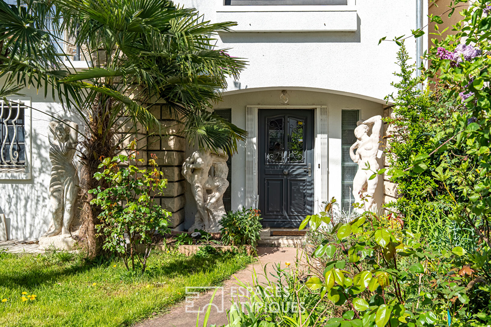 Very charming renovated townhouse with garden, view and jacuzzi,