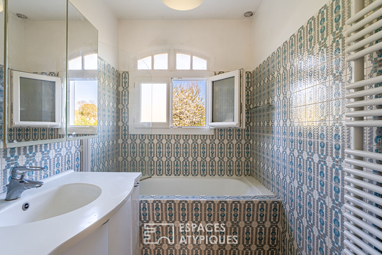 Very charming renovated townhouse with garden, view and jacuzzi,