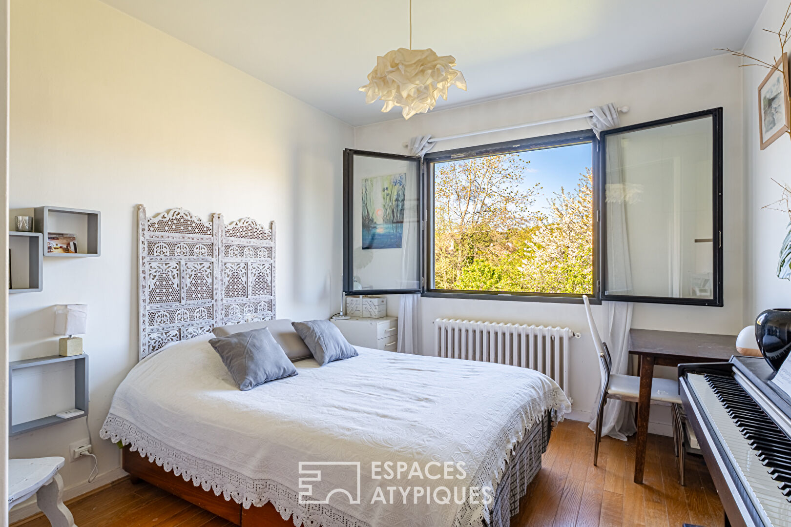 Very charming renovated townhouse with garden, view and jacuzzi,