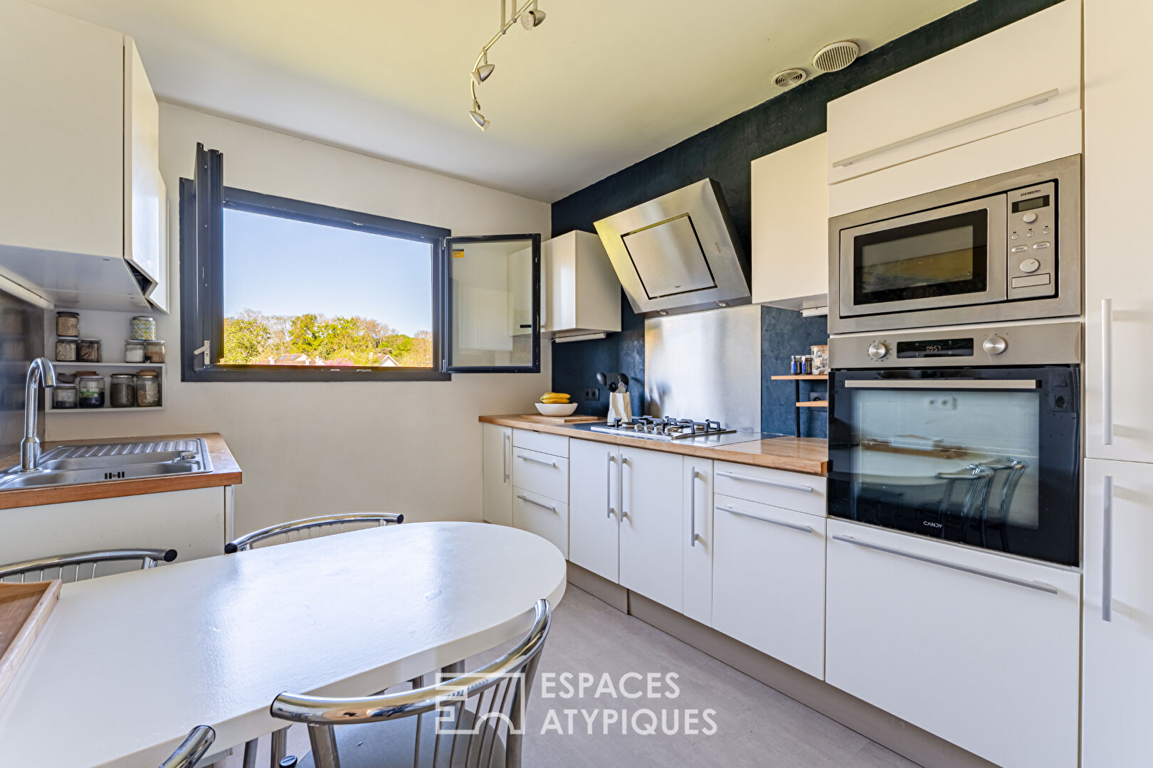 Very charming renovated townhouse with garden, view and jacuzzi,