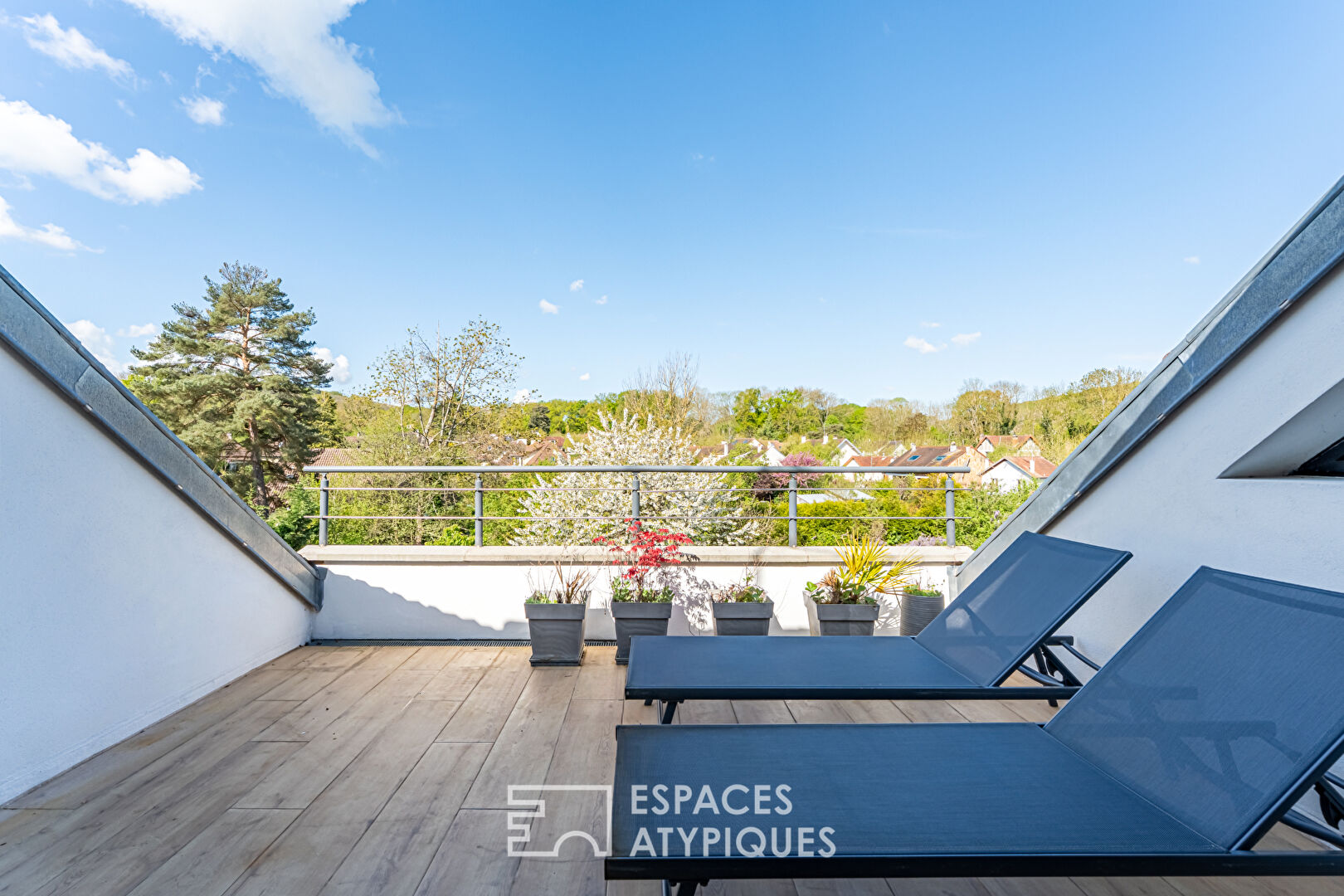 Very charming renovated townhouse with garden, view and jacuzzi,