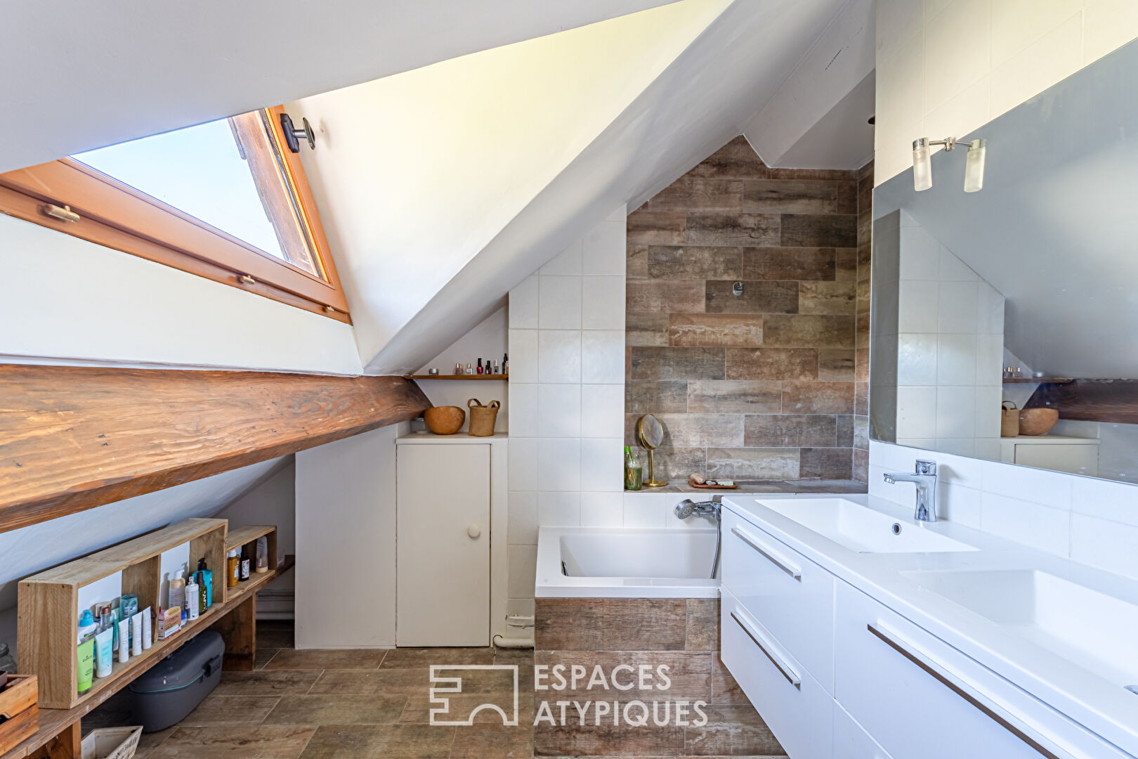 Very charming renovated townhouse with garden, view and jacuzzi,