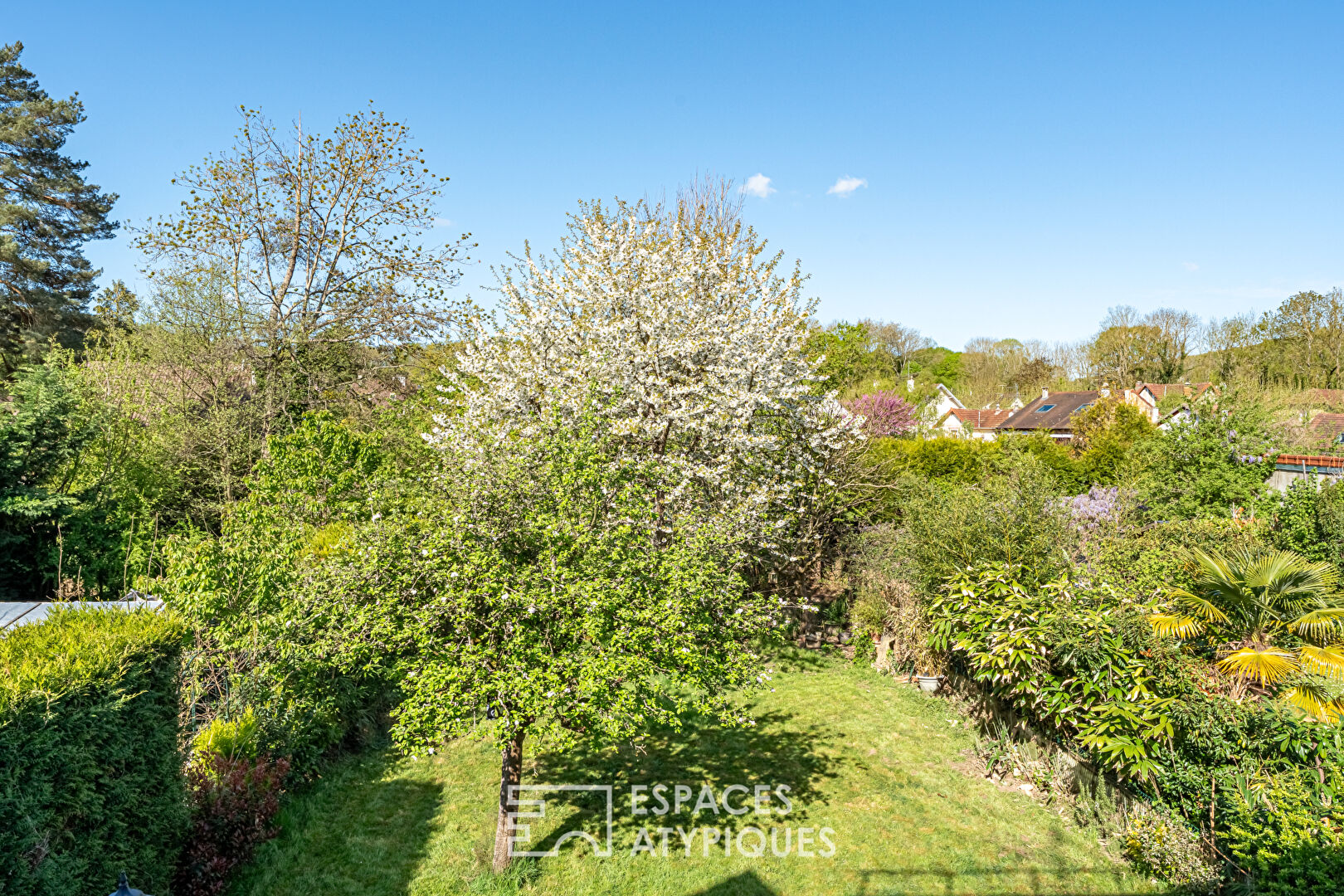 Very charming renovated townhouse with garden, view and jacuzzi,