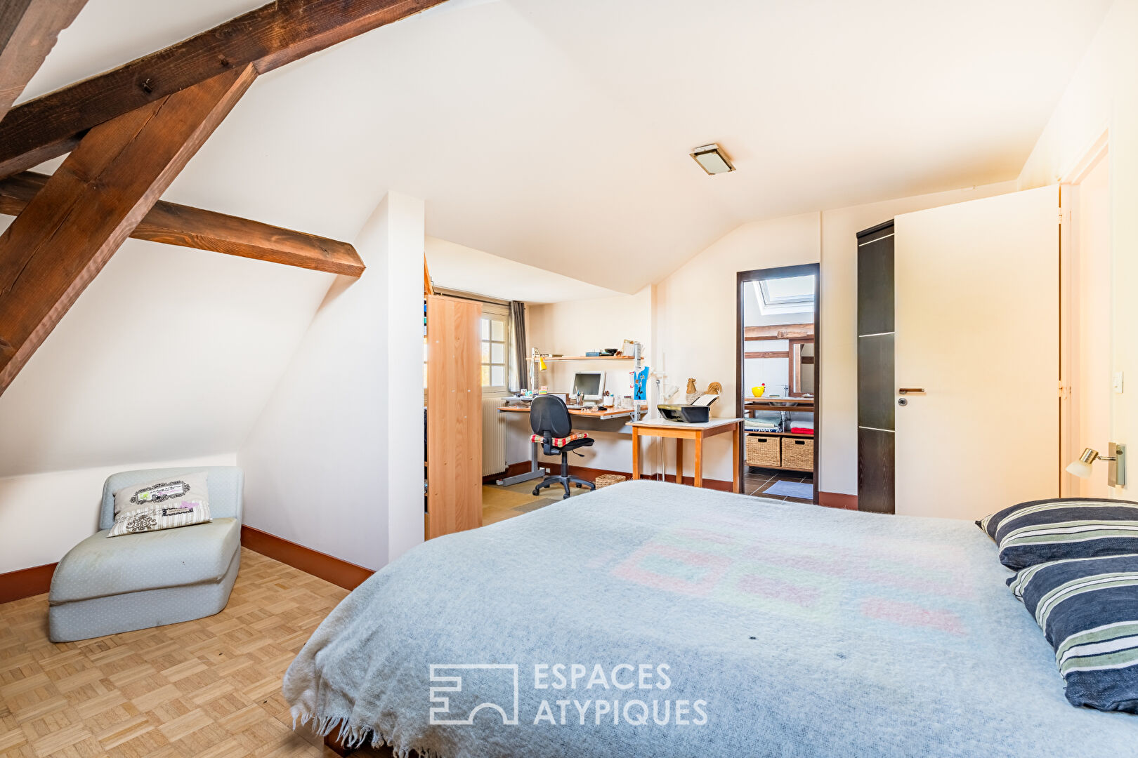 Property with swimming pool on the edge of the Béthemont Golf Course