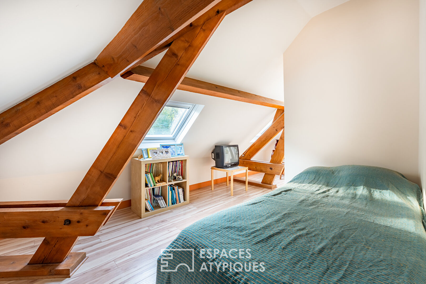 Property with swimming pool on the edge of the Béthemont Golf Course