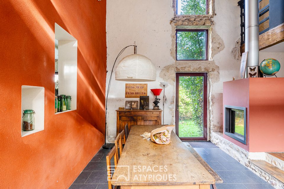 Harmonie entre ancien et contemporain : Corps de ferme réinventé en maison d'architecte avec patio à LMézières-sur-Seine