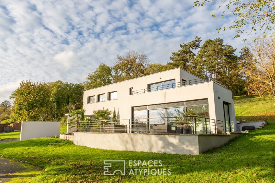 Maison d'architecte : Haute Performance Environnementale avec vaste jardin et vue dégagée