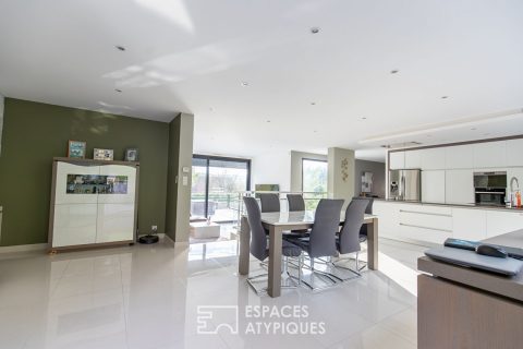 Architect-designed house: High Environmental Performance with large garden and open view