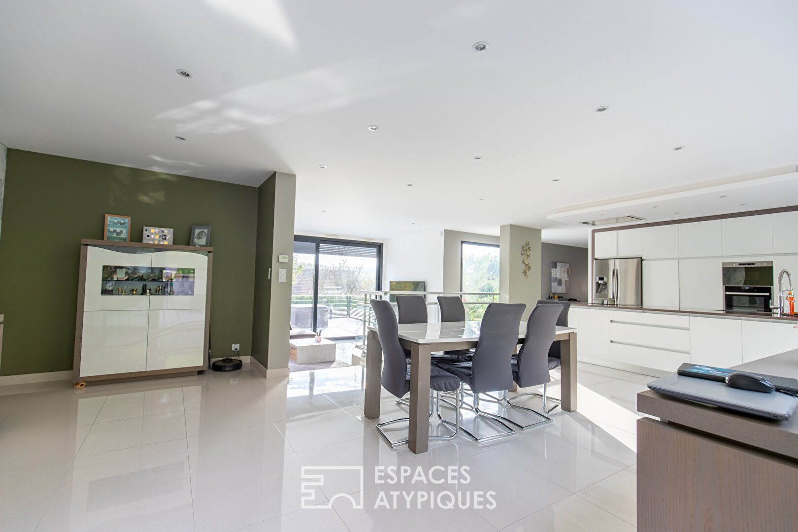 Architect-designed house: High Environmental Performance with large garden and open view