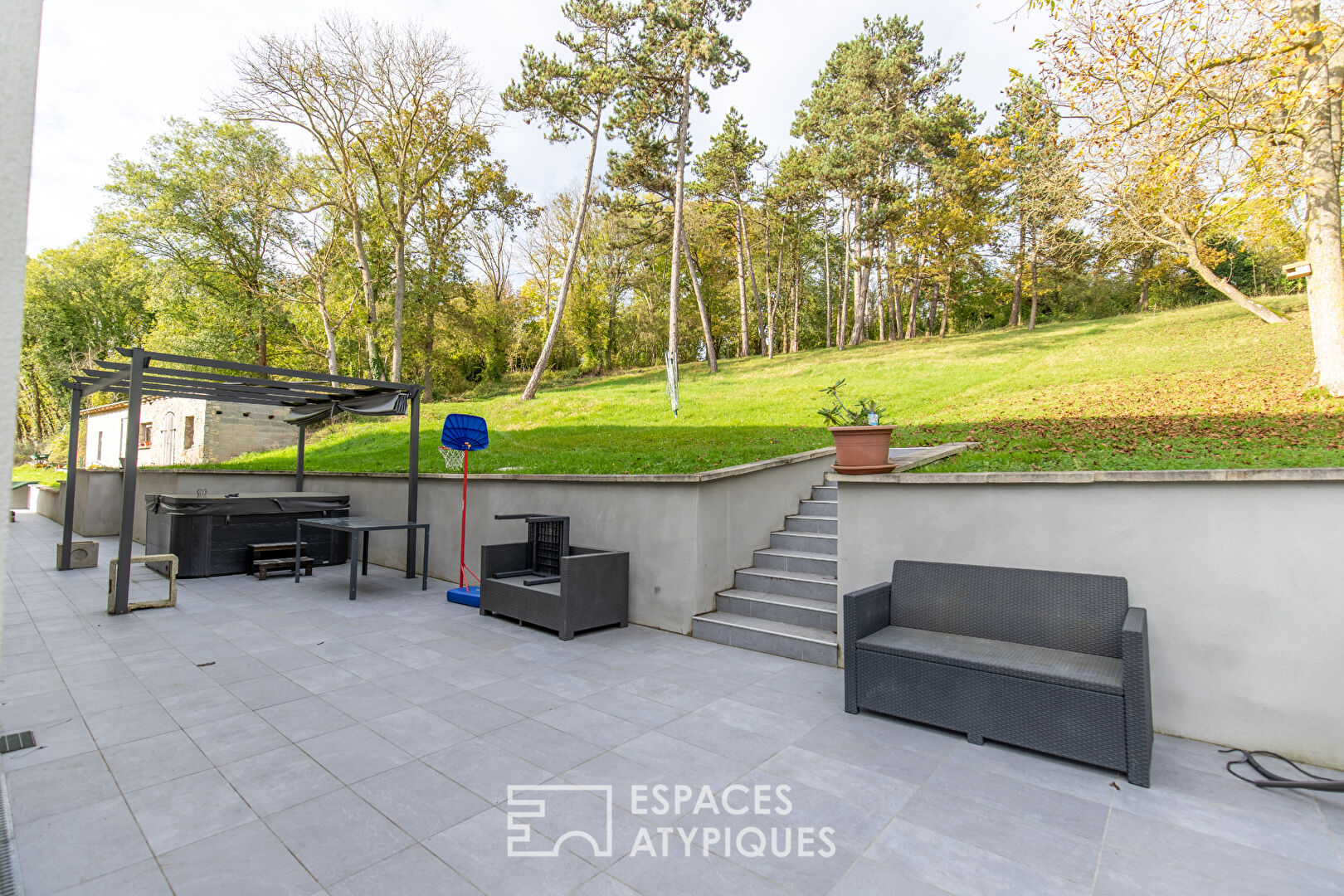 Architect-designed house: High Environmental Performance with large garden and open view