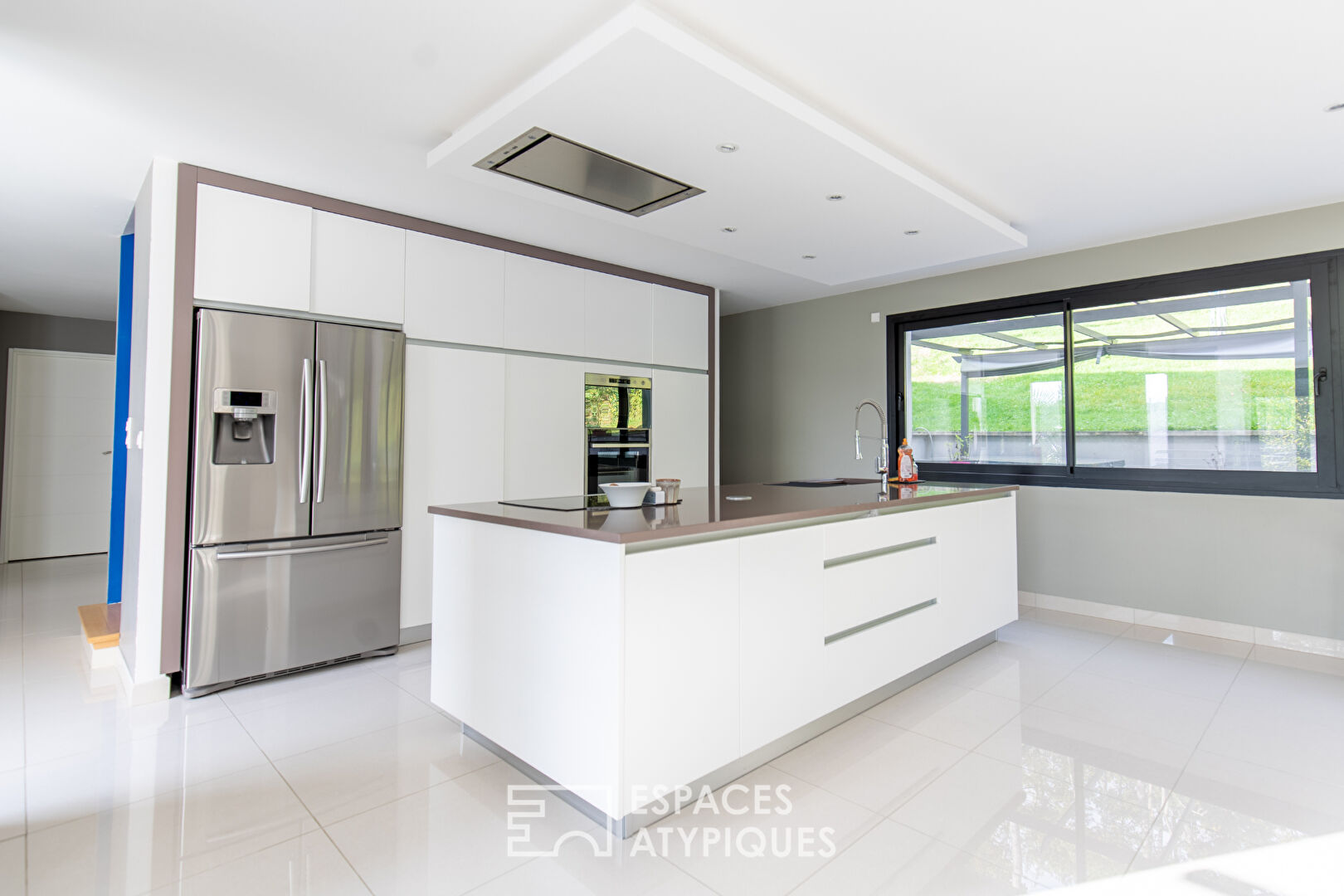 Architect-designed house: High Environmental Performance with large garden and open view
