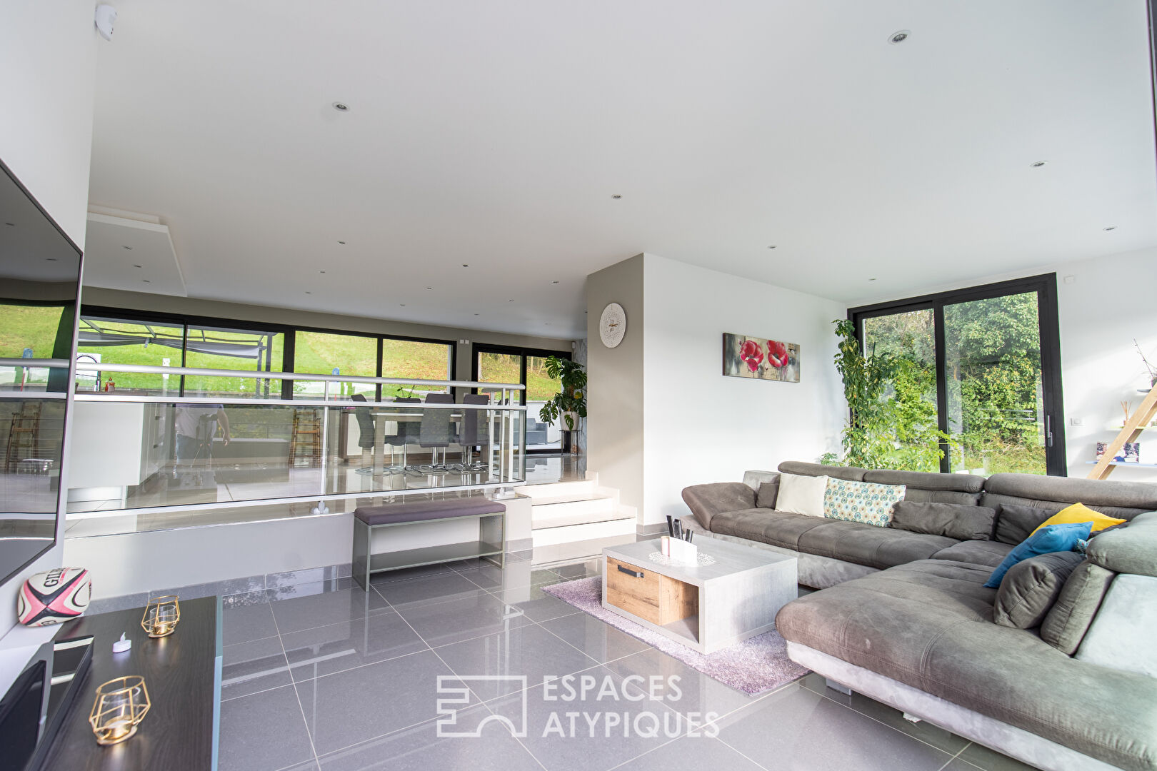 Architect-designed house: High Environmental Performance with large garden and open view