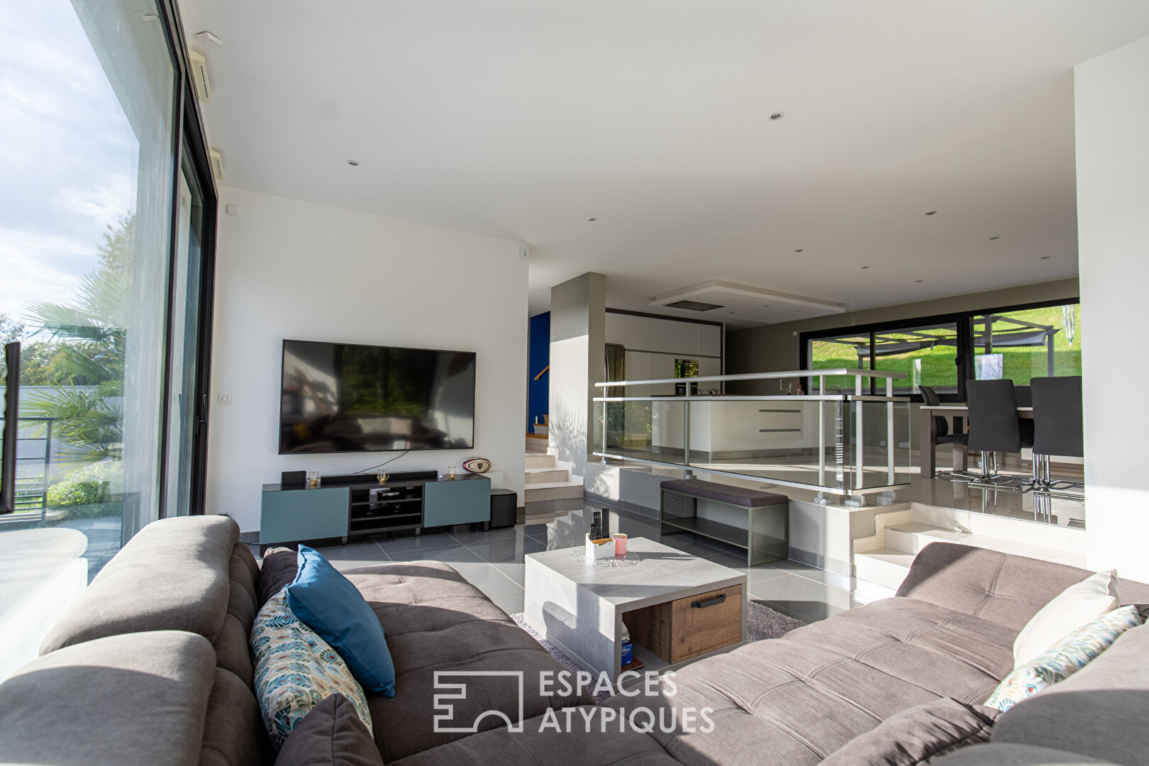 Architect-designed house: High Environmental Performance with large garden and open view