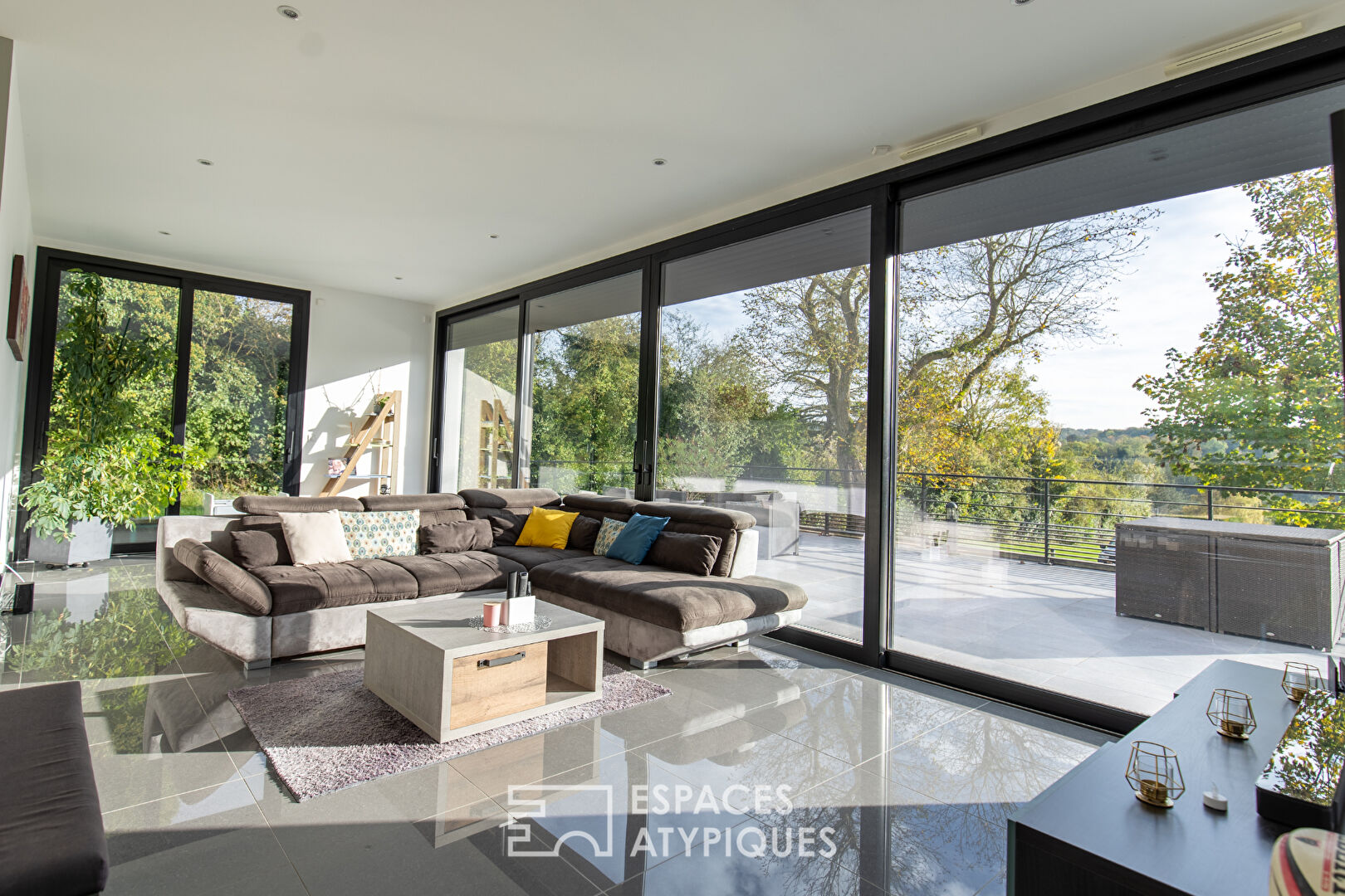 Architect-designed house: High Environmental Performance with large garden and open view