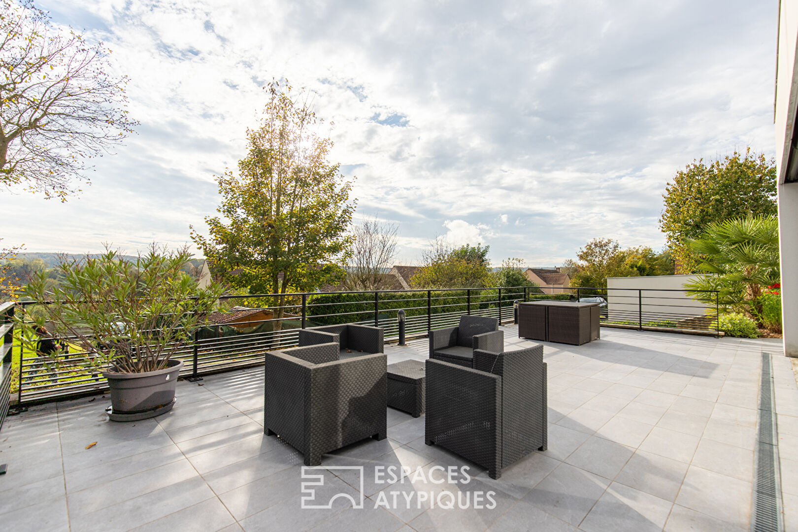 Architect-designed house: High Environmental Performance with large garden and open view