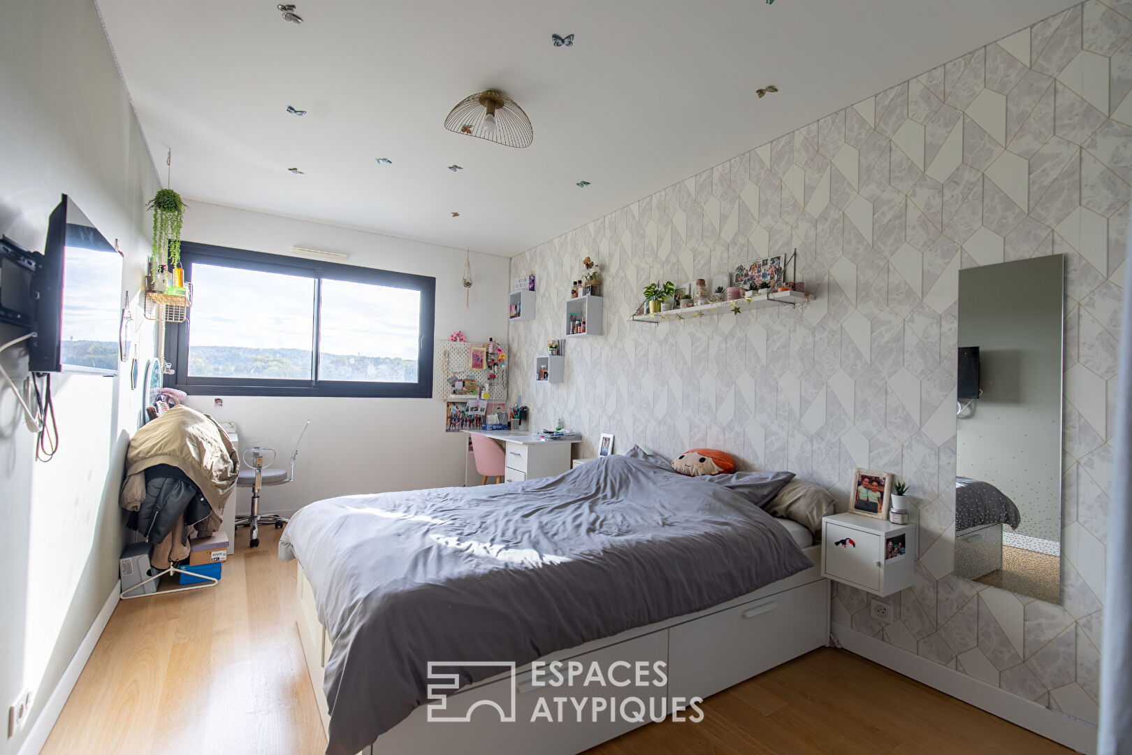 Architect-designed house: High Environmental Performance with large garden and open view