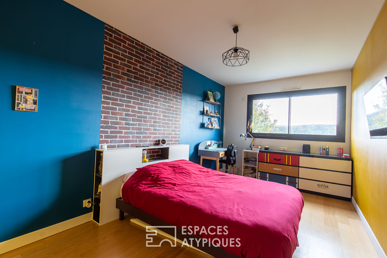 Architect-designed house: High Environmental Performance with large garden and open view