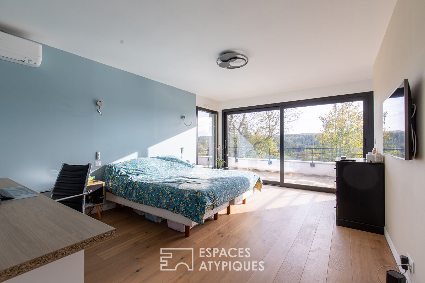 Architect-designed house: High Environmental Performance with large garden and open view