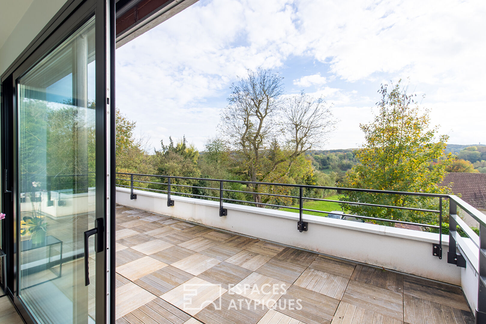 Architect-designed house: High Environmental Performance with large garden and open view