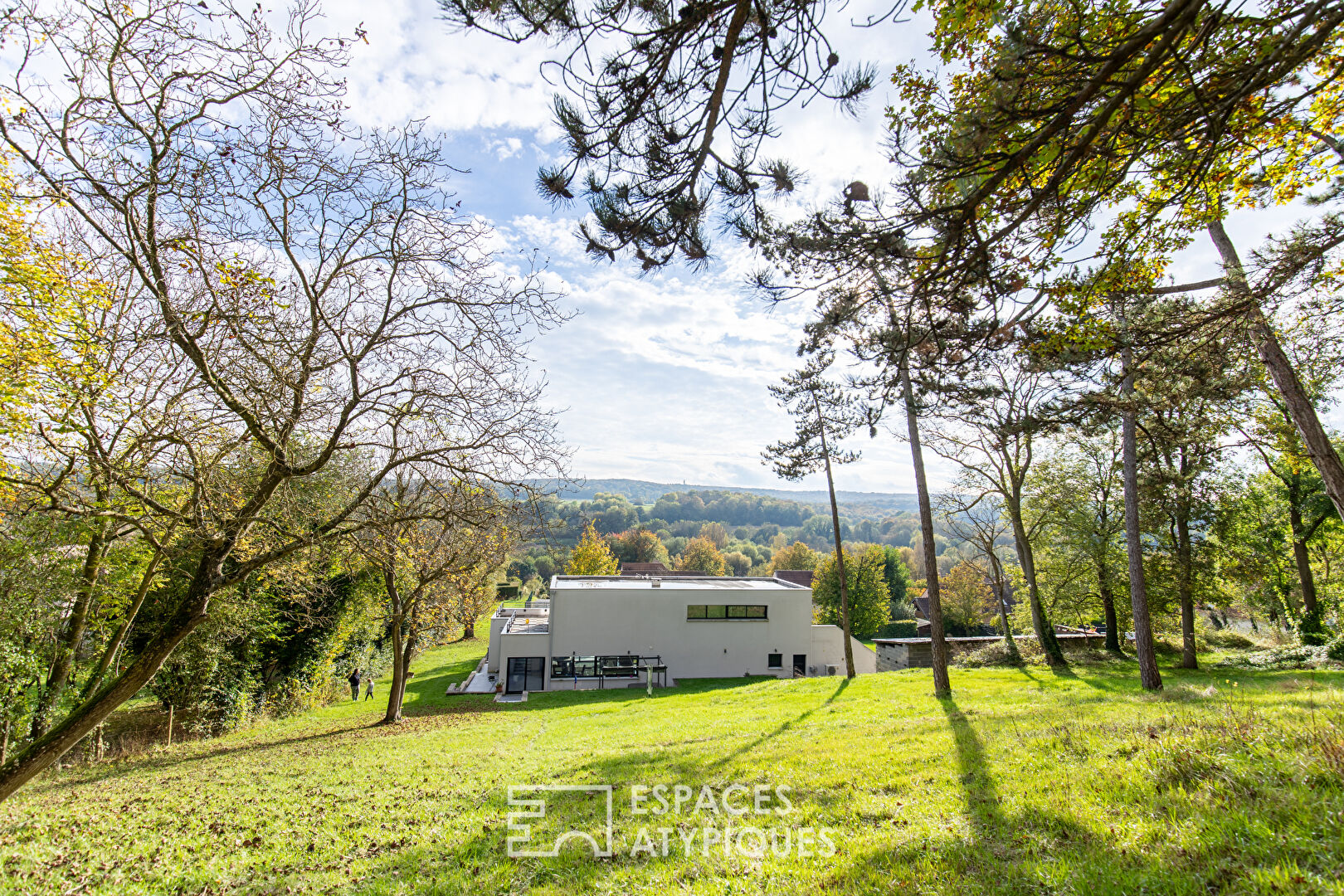 Architect-designed house: High Environmental Performance with large garden and open view