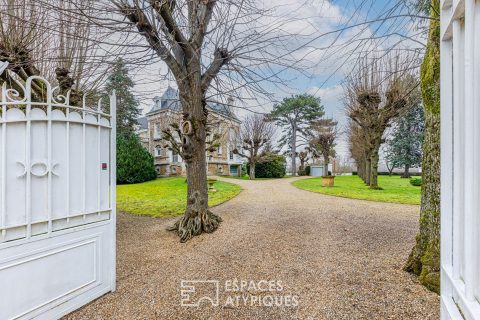 Charming property with swimming pool and tennis on the island of Villennes sur Seine