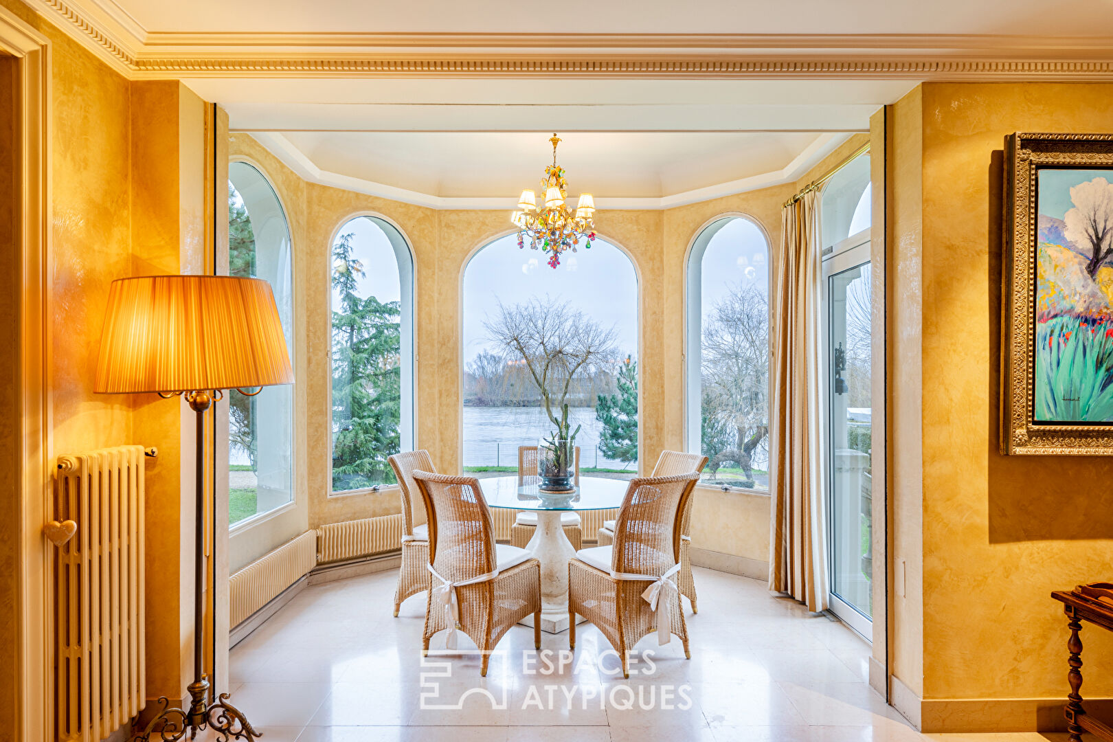 Charming property with swimming pool and tennis on the island of Villennes sur Seine