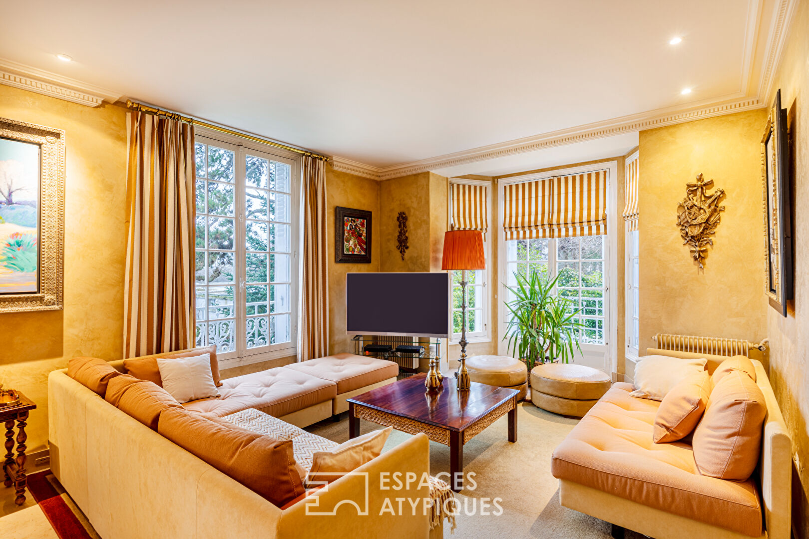Charming property with swimming pool and tennis on the island of Villennes sur Seine