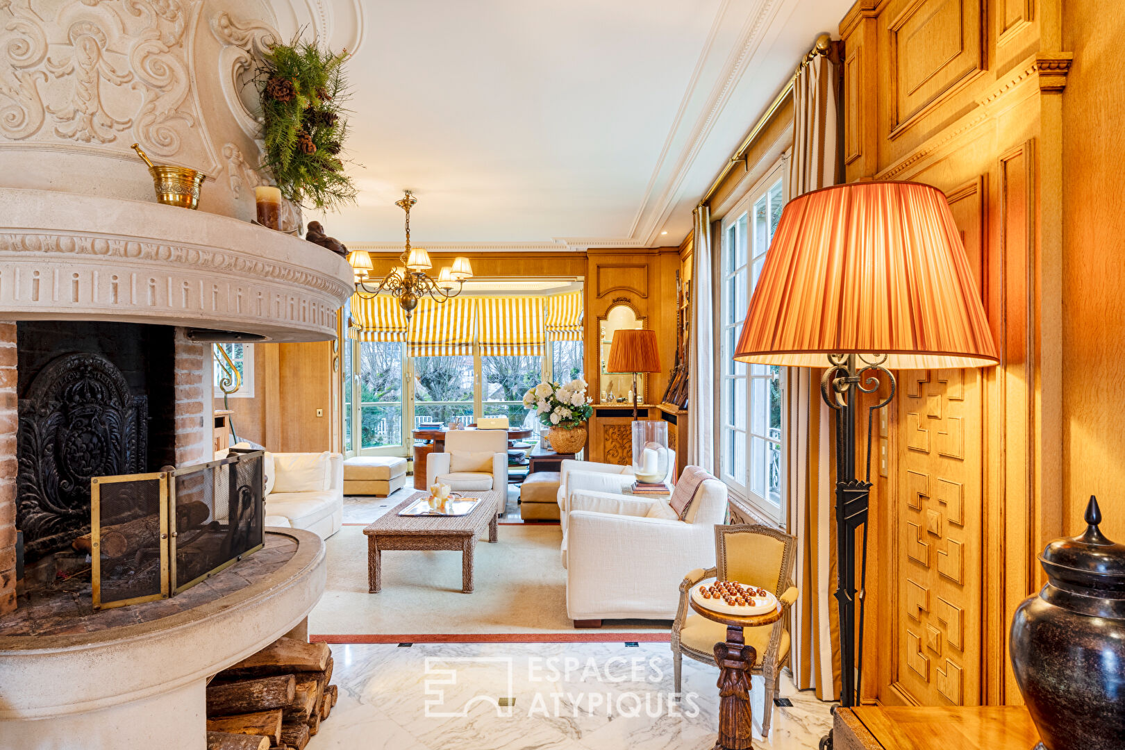 Charming property with swimming pool and tennis on the island of Villennes sur Seine