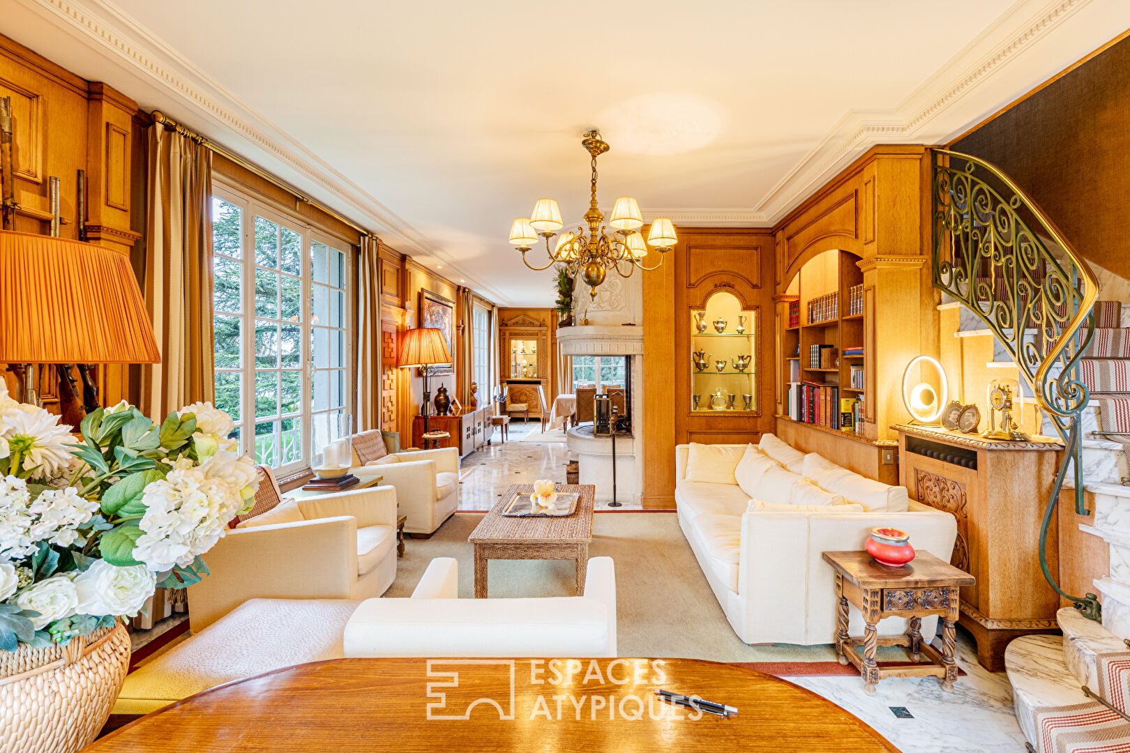 Charming property with swimming pool and tennis on the island of Villennes sur Seine