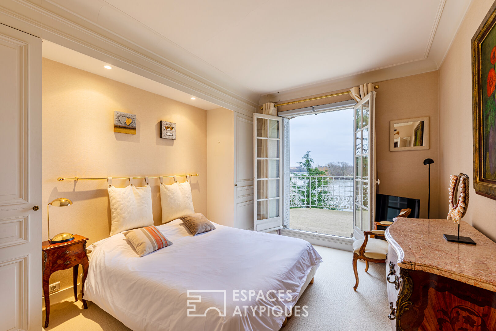 Charming property with swimming pool and tennis on the island of Villennes sur Seine