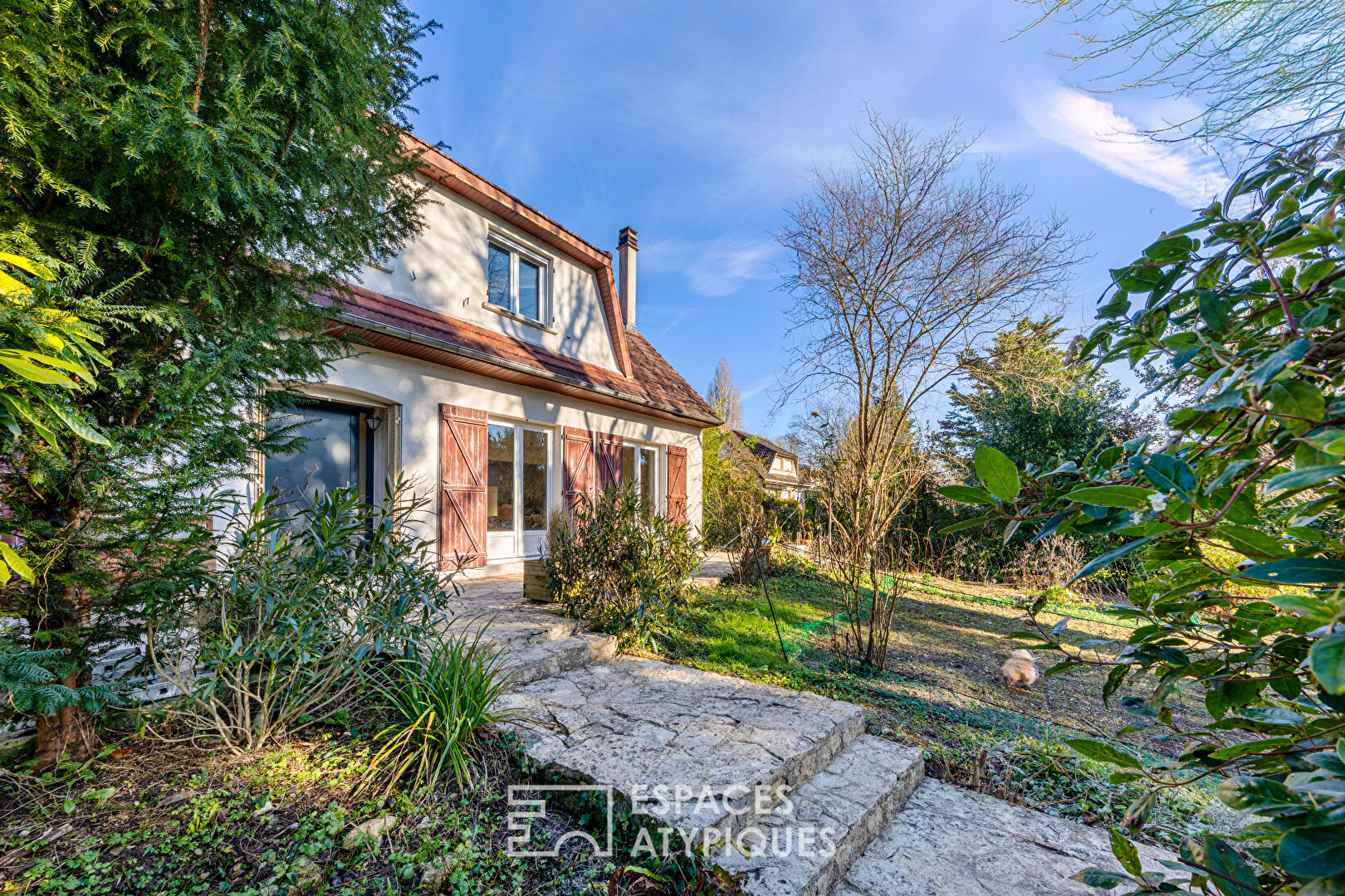 Renovated family home on the Île de Vaux: the charms of the banks of the Seine