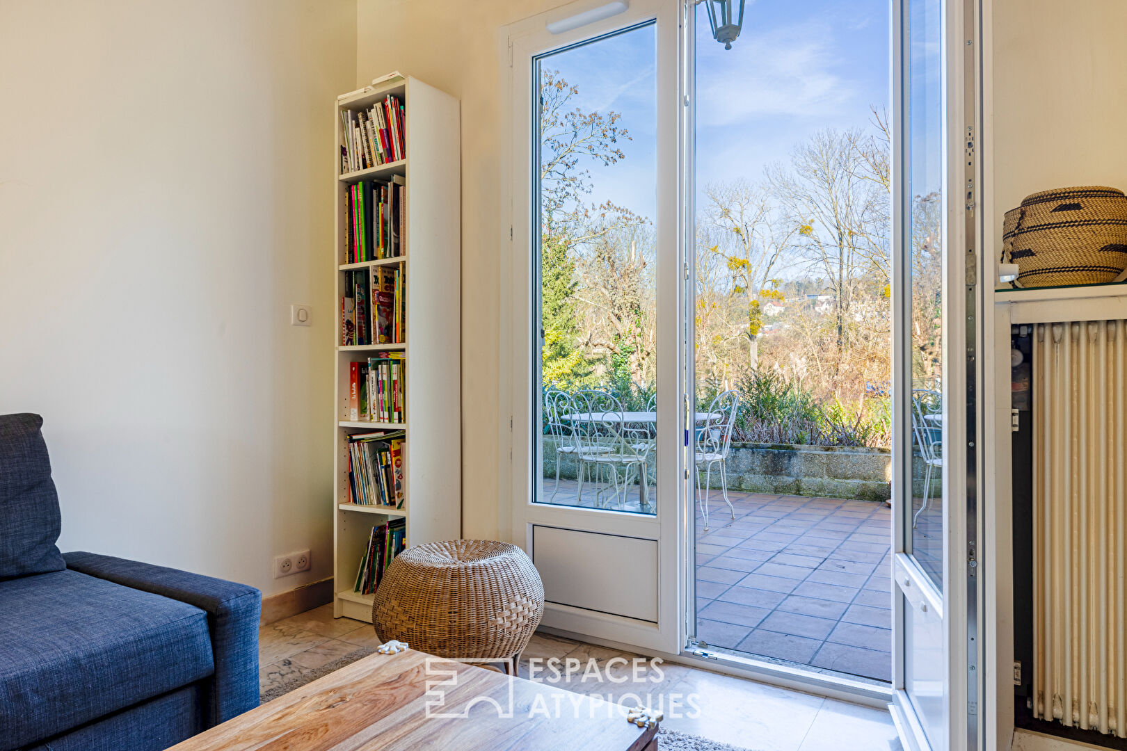Renovated family home on the Île de Vaux: the charms of the banks of the Seine