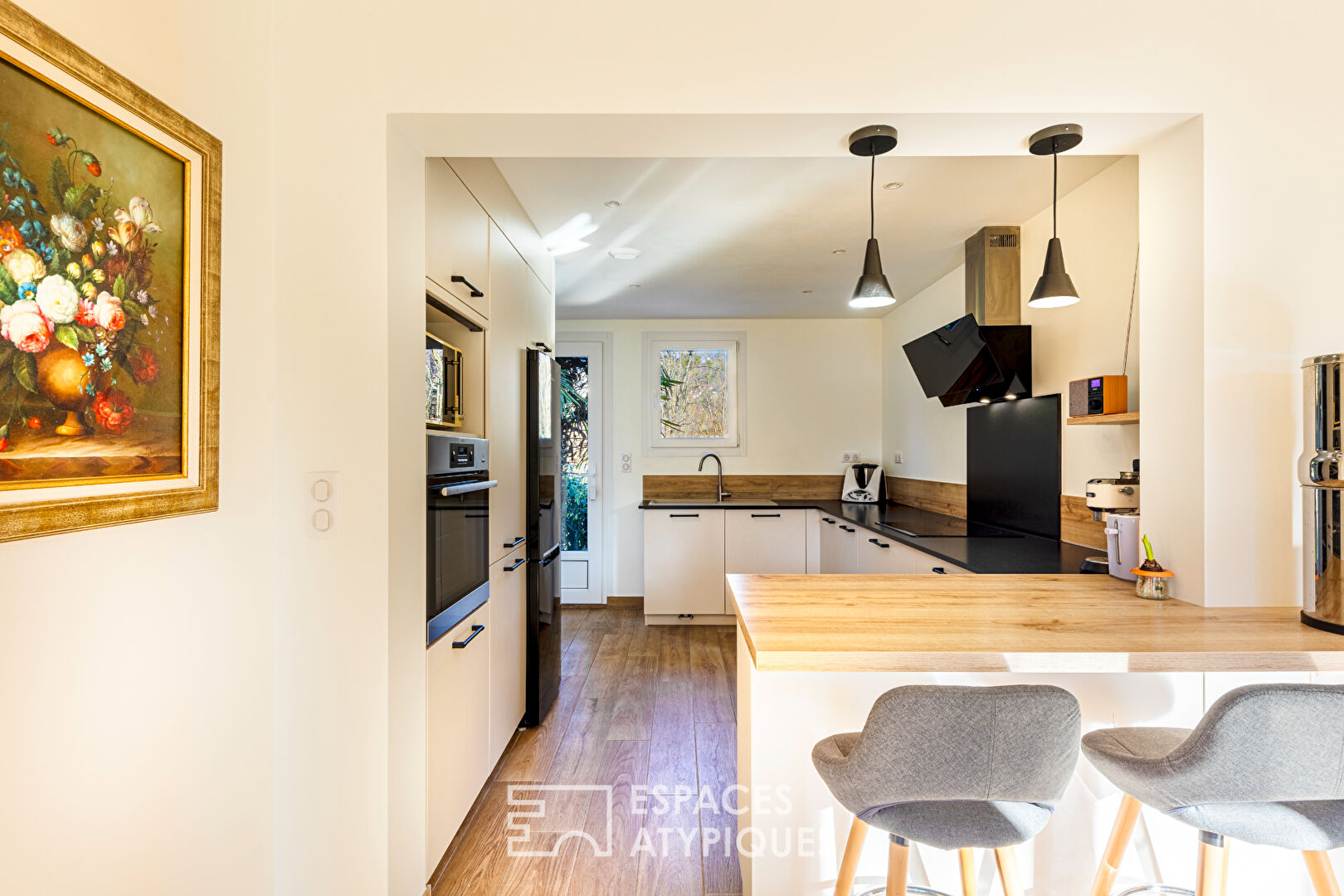 Renovated family home on the Île de Vaux: the charms of the banks of the Seine