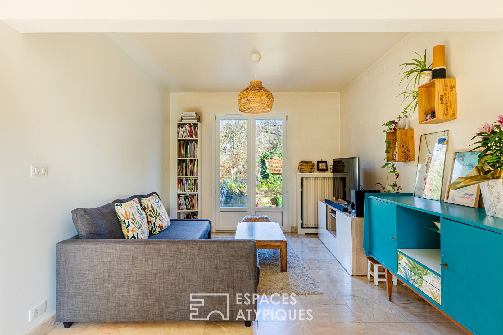 Renovated family home on the Île de Vaux: the charms of the banks of the Seine