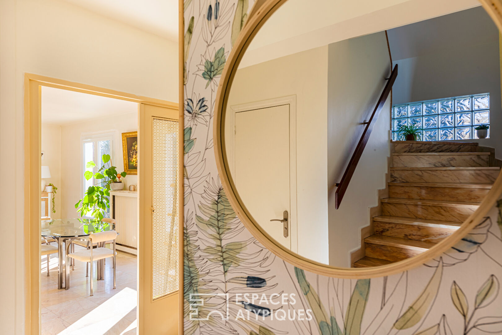 Renovated family home on the Île de Vaux: the charms of the banks of the Seine