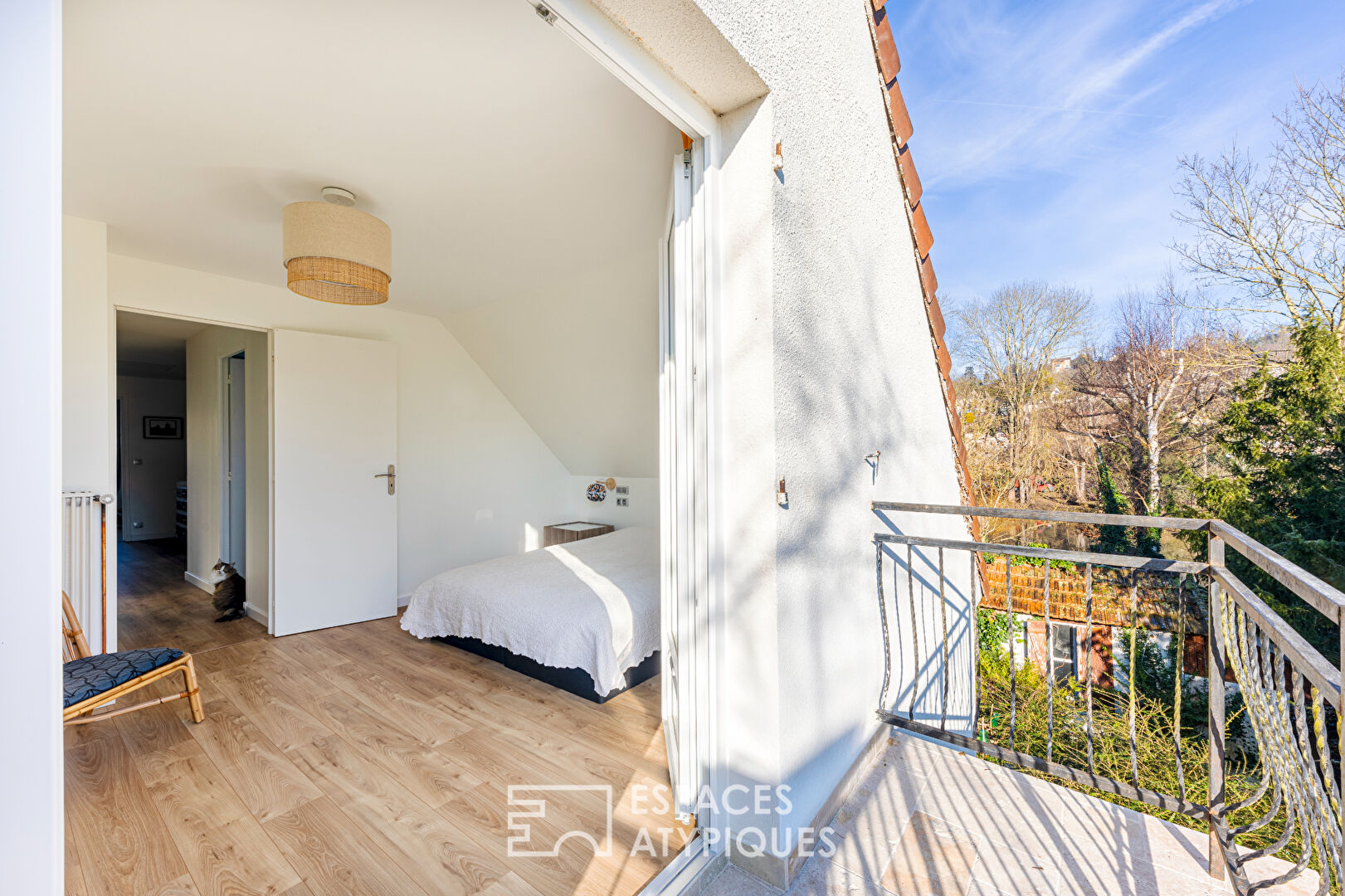 Renovated family home on the Île de Vaux: the charms of the banks of the Seine