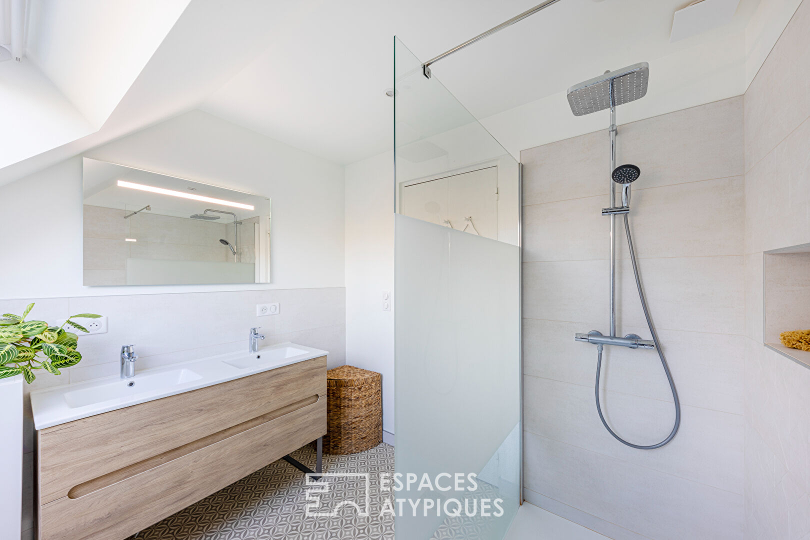 Renovated family home on the Île de Vaux: the charms of the banks of the Seine