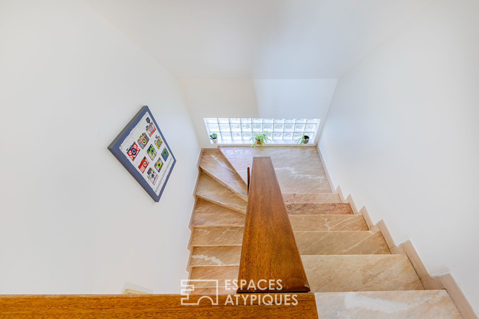 Renovated family home on the Île de Vaux: the charms of the banks of the Seine