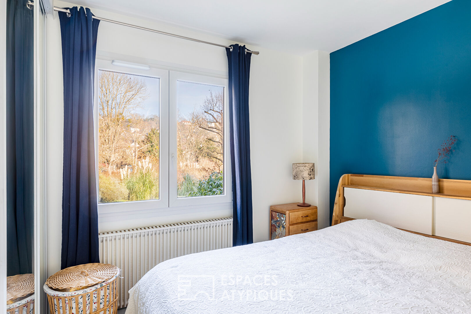 Renovated family home on the Île de Vaux: the charms of the banks of the Seine