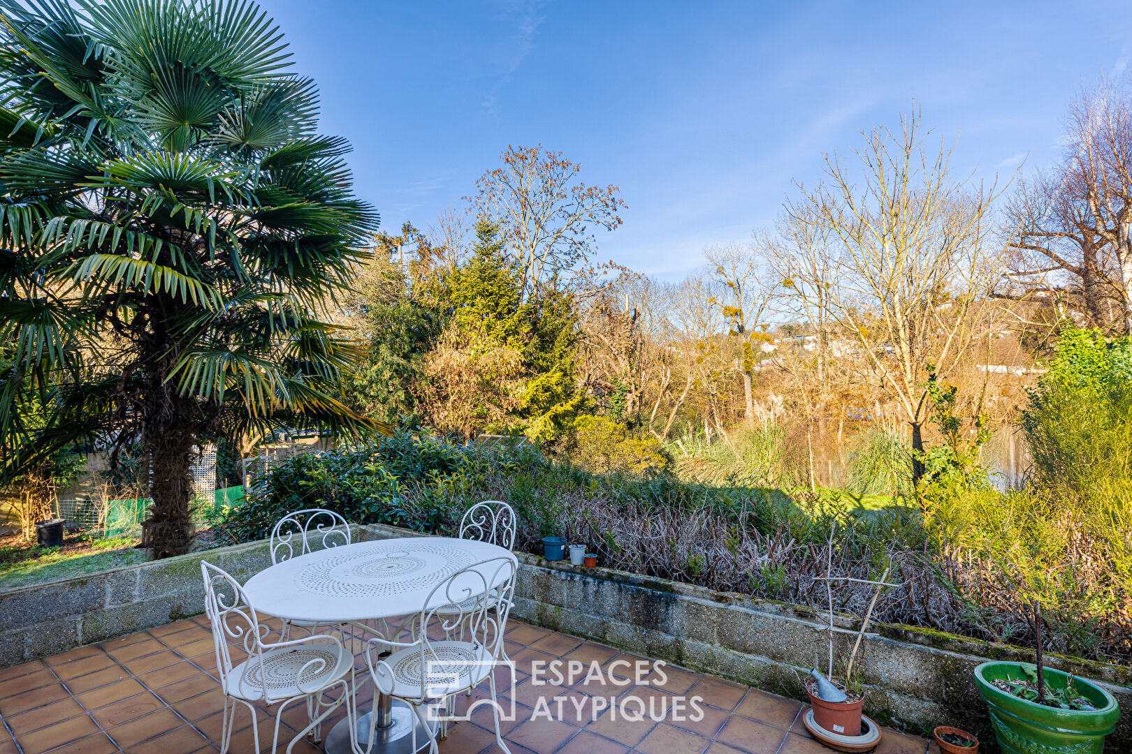 Renovated family home on the Île de Vaux: the charms of the banks of the Seine