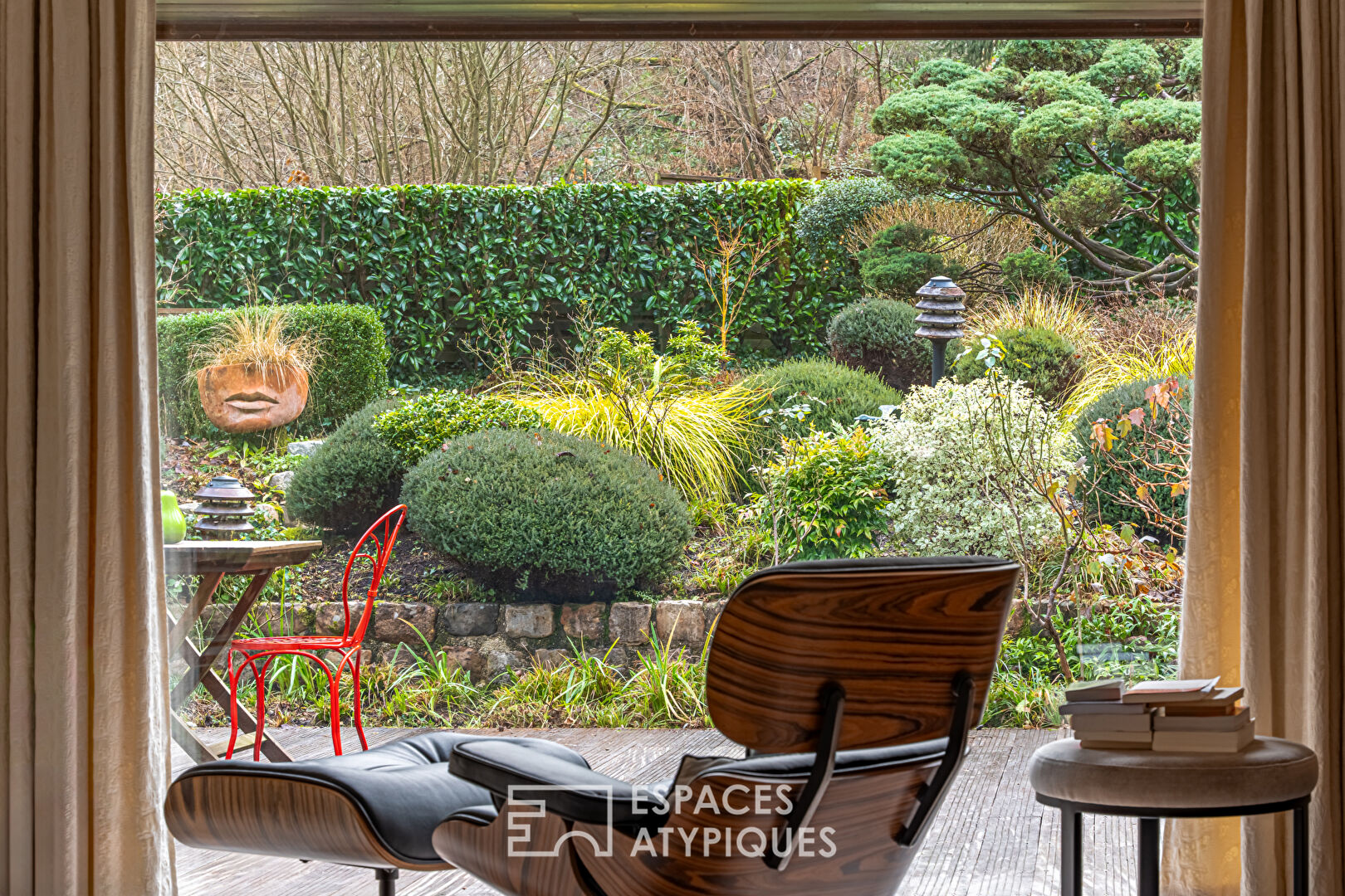 Sublime single-storey architect-designed house in a lush park in the heart of the Chevreuse Valley,