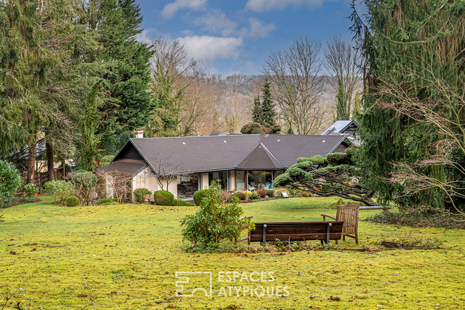 Sublime single-storey architect-designed house in a lush park in the heart of the Chevreuse Valley,