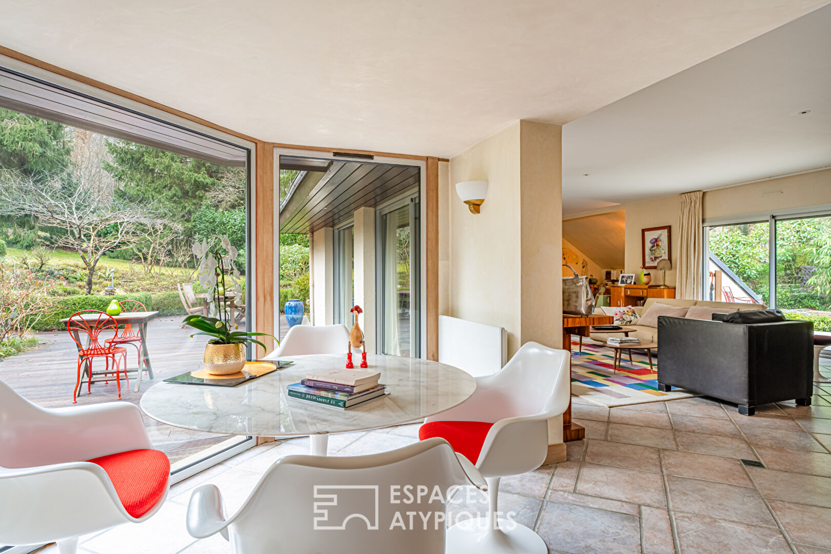 Sublime single-storey architect-designed house in a lush park in the heart of the Chevreuse Valley,