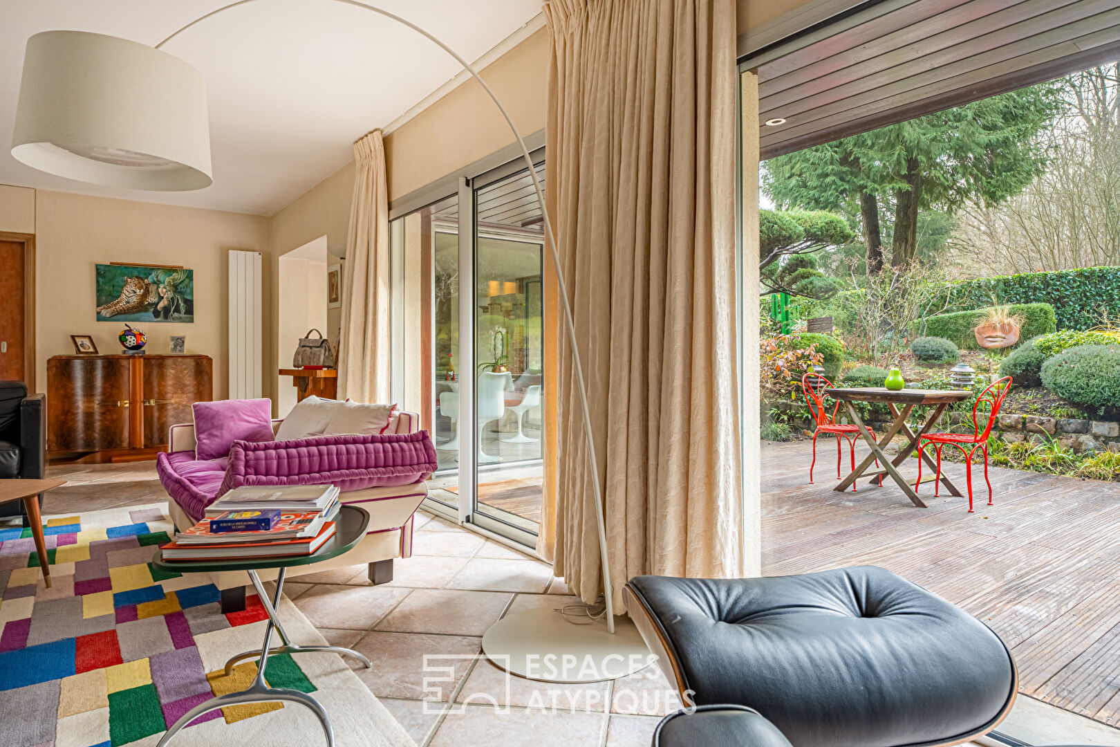 Sublime single-storey architect-designed house in a lush park in the heart of the Chevreuse Valley,