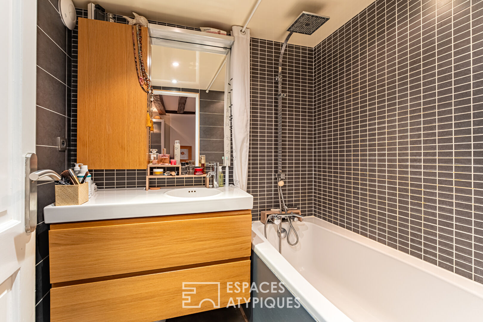 Petite maison rénovée de 70 m² avec ses 2 cours