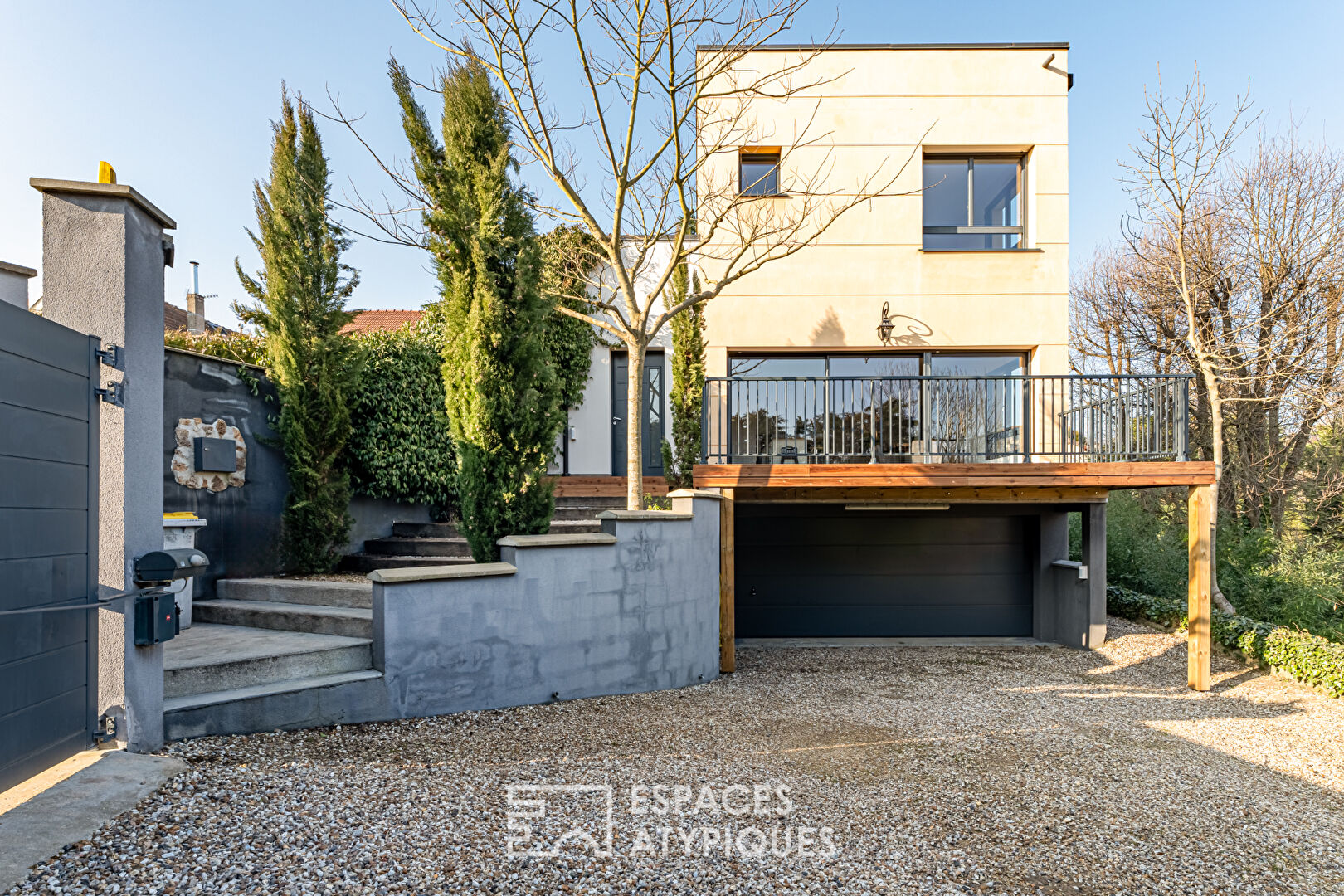 Architect-designed house with a superb open view of the Minière forest