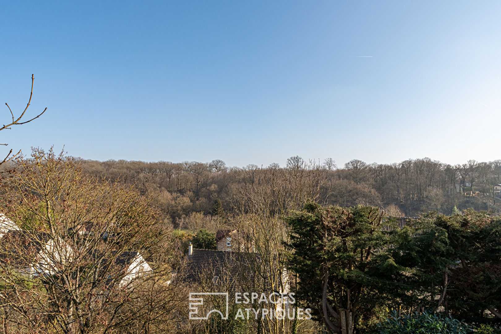 Architect-designed house with a superb open view of the Minière forest