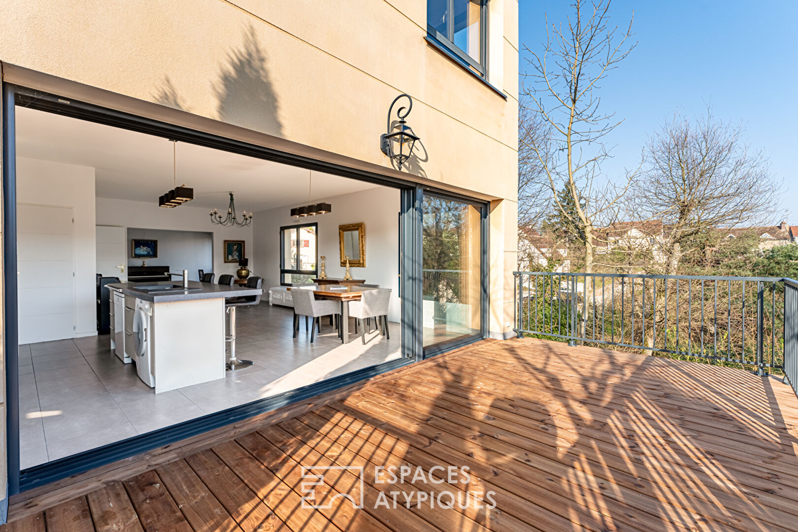 Architect-designed house with a superb open view of the Minière forest